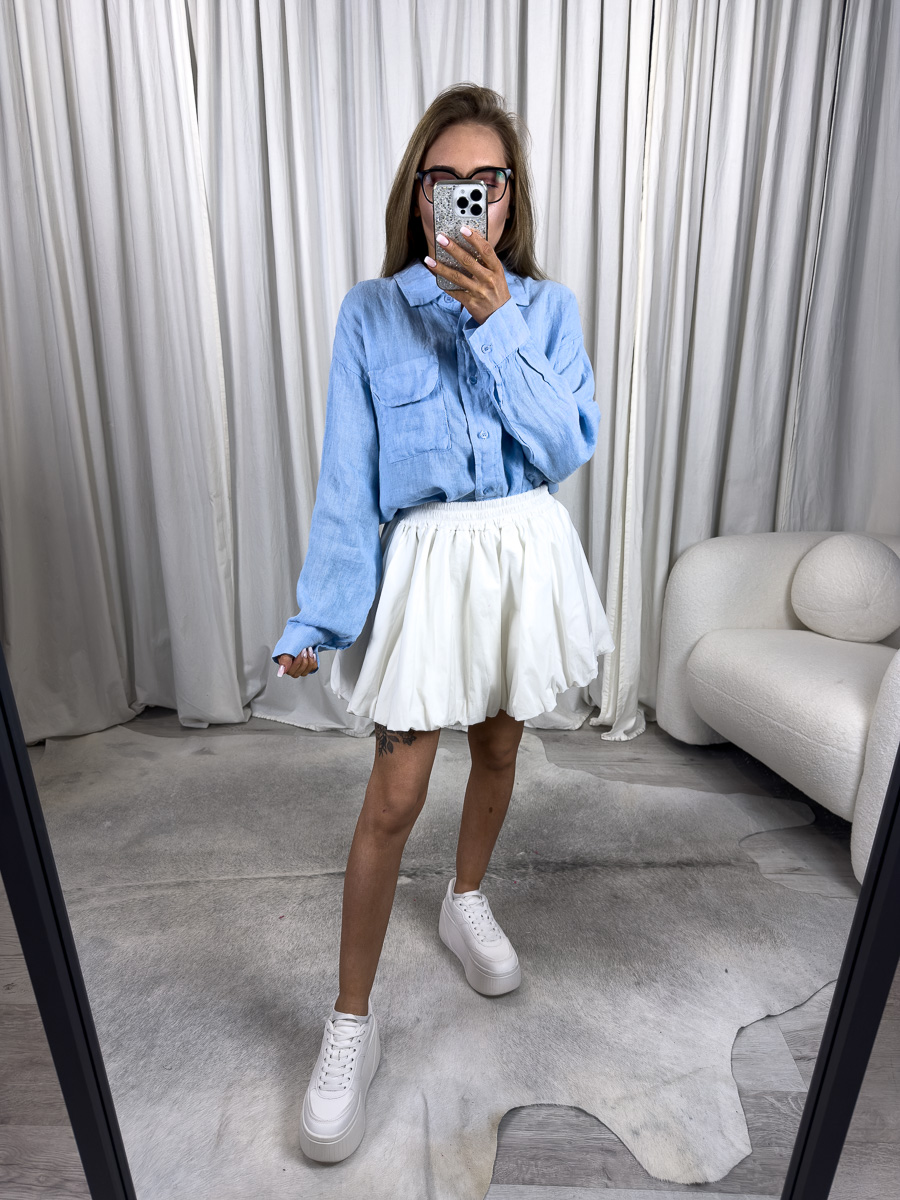 Modelka w lnianej koszuli Stella oversize ze spódnicą, widok z przodu – stylizowana na casual