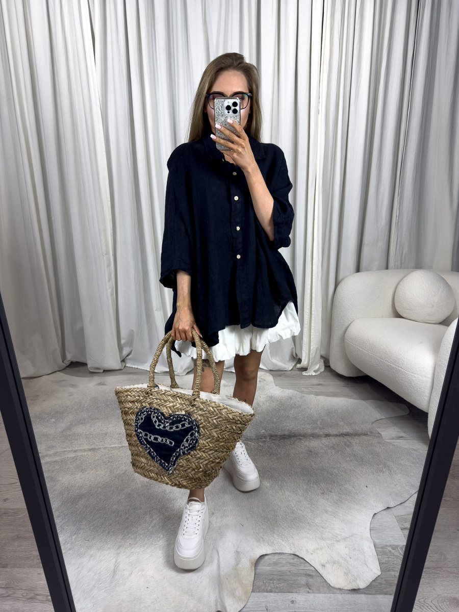 Lniana koszula Oversize Wiya w kolorze ciemnego granatu. Fason oversize, oddychający len, minimalistyczny styl. Stylizacja z białą spódnicą.