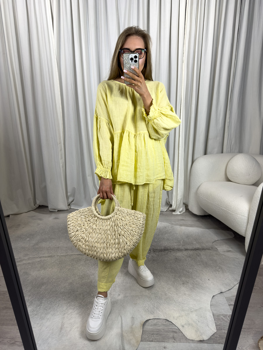 Modelka w żółtym lnianym komplecie Ina Wiya – bluzka z marszczeniami i spodnie z gumką, styl casual boho