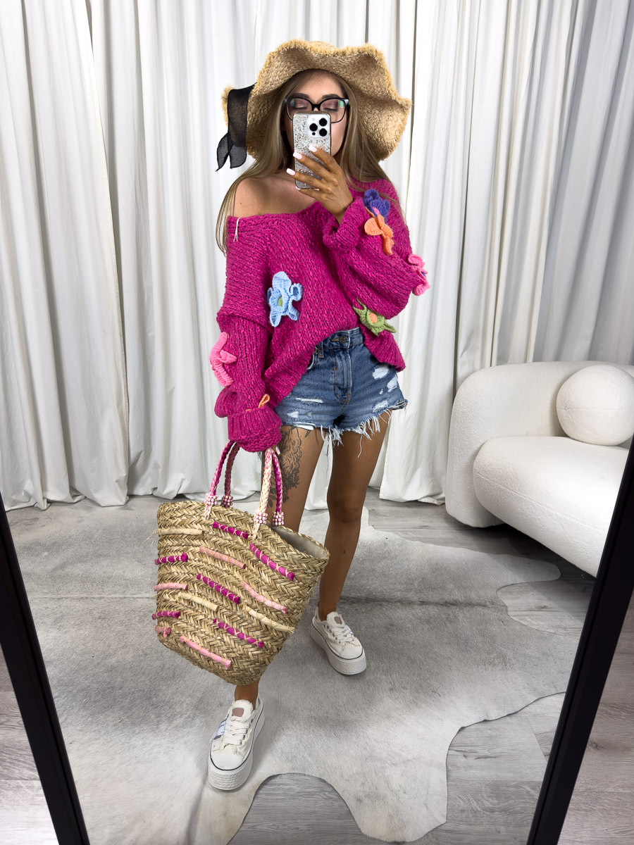 Zdjęcie produktowe sklepu internetowego z odzieżą damską – dziergany sweter oversize Colors w kolorze fuksji, z ręcznie naszywanymi kolorowymi aplikacjami