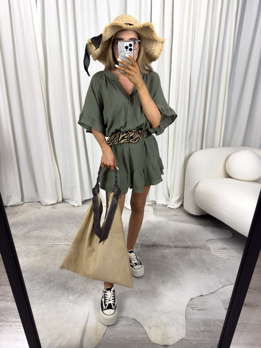 Modelka w kombinezonie muślinowym Soho z falbanami, elastycznym pasem i rozpinanym dekoltem, w stylizacji z kapeluszem i torbą. Zdjęcie produktowego sklepu internetowego z odzieżą damską.