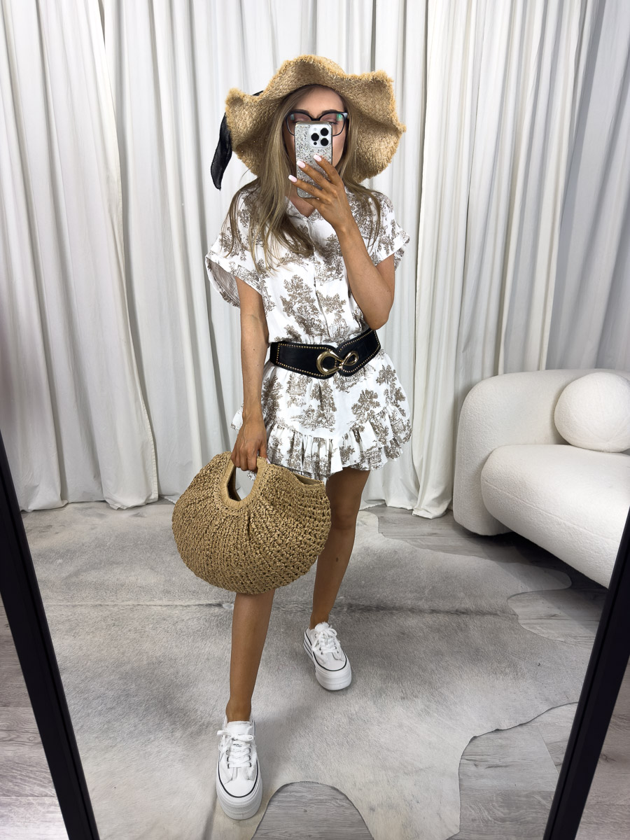 Modelka w kombinezonie muślinowym Vintage z koszulową górą, elastycznym pasem i falbaną przy nogawkach. Zdjęcie produktowe sklepu internetowego z odzieżą damską.