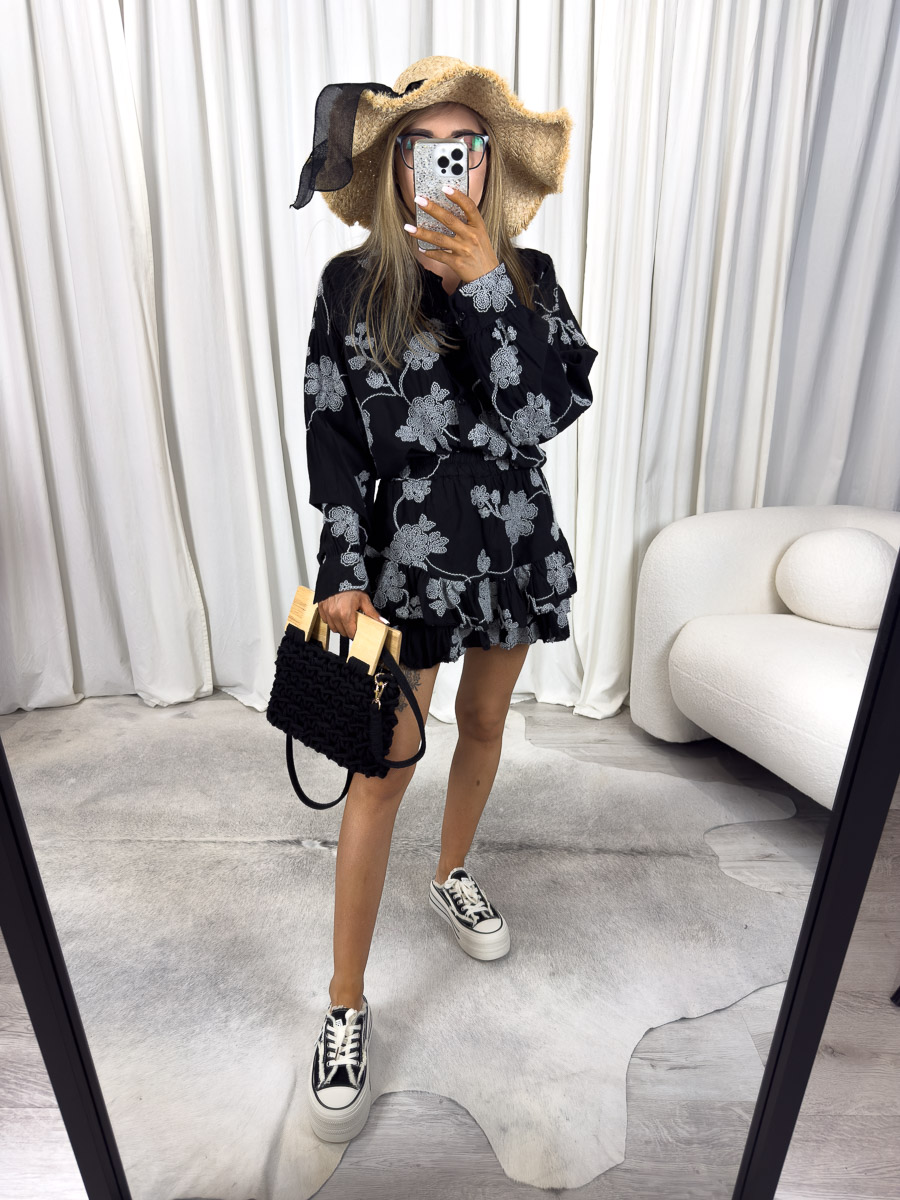 Komplet haftowany Soleil – dwuczęściowy zestaw z haftem w stylizacji z kapeluszem i czarną torebką. Zdjęcie produktowe sklepu internetowego z odzieżą damską.