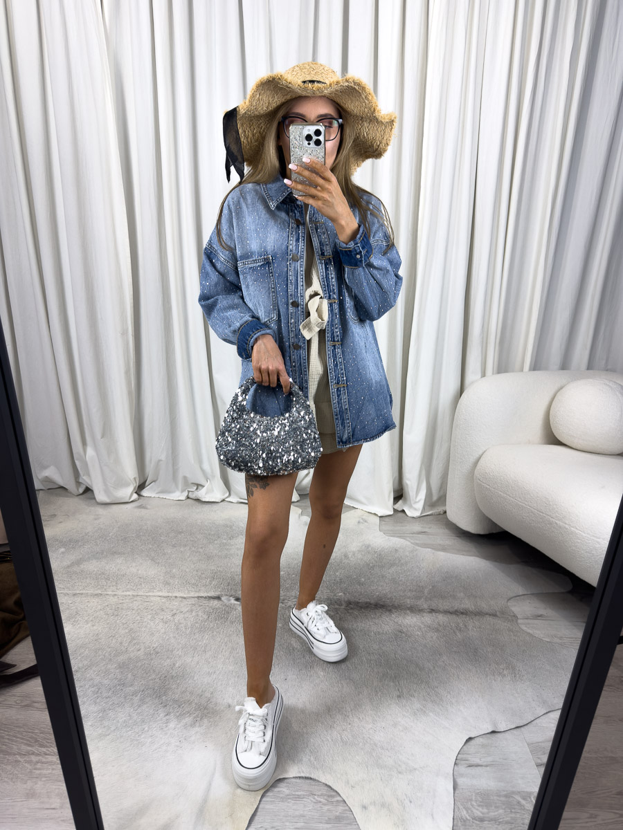 Zdjęcie produktowe sklepu internetowego z odzieżą damską – koszula jeansowa Shine z cyrkoniami i luźnym krojem oversize