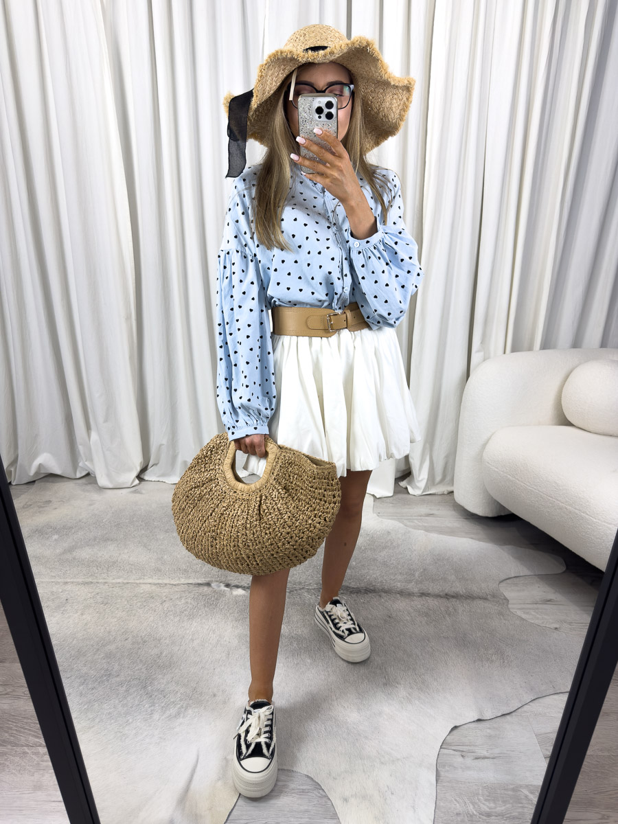 Zdjęcie produktowe sklepu internetowego z odzieżą damską – modelka w koszuli Nina w kolorze błękitnym marki Wiya