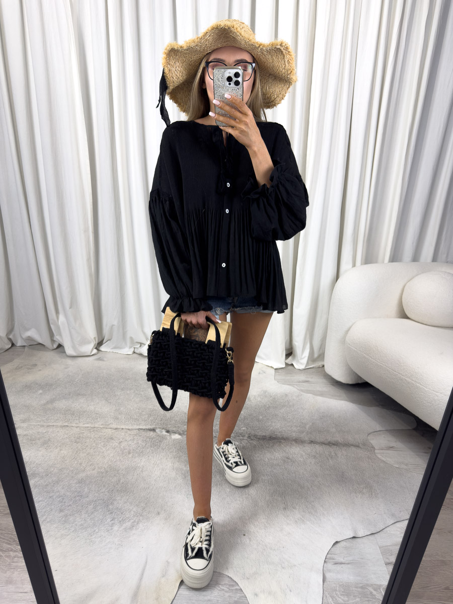 Zdjęcie produktowe sklepu internetowego z odzieżą damską – koszula Romance Wiya czarna