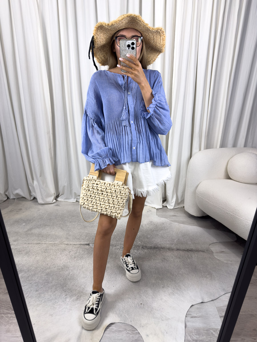 Zdjęcie produktowe sklepu internetowego z odzieżą damską – koszula Romance Wiya niebieska