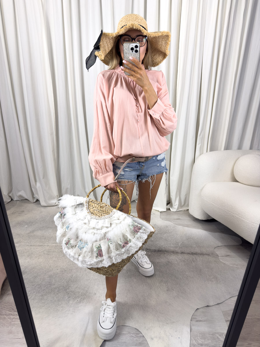 Zdjęcie produktowe sklepu internetowego z odzieżą damską – Koszula Rosa Gioya z długim rękawem i stójką, w stylizacji z szortami i kapeluszem