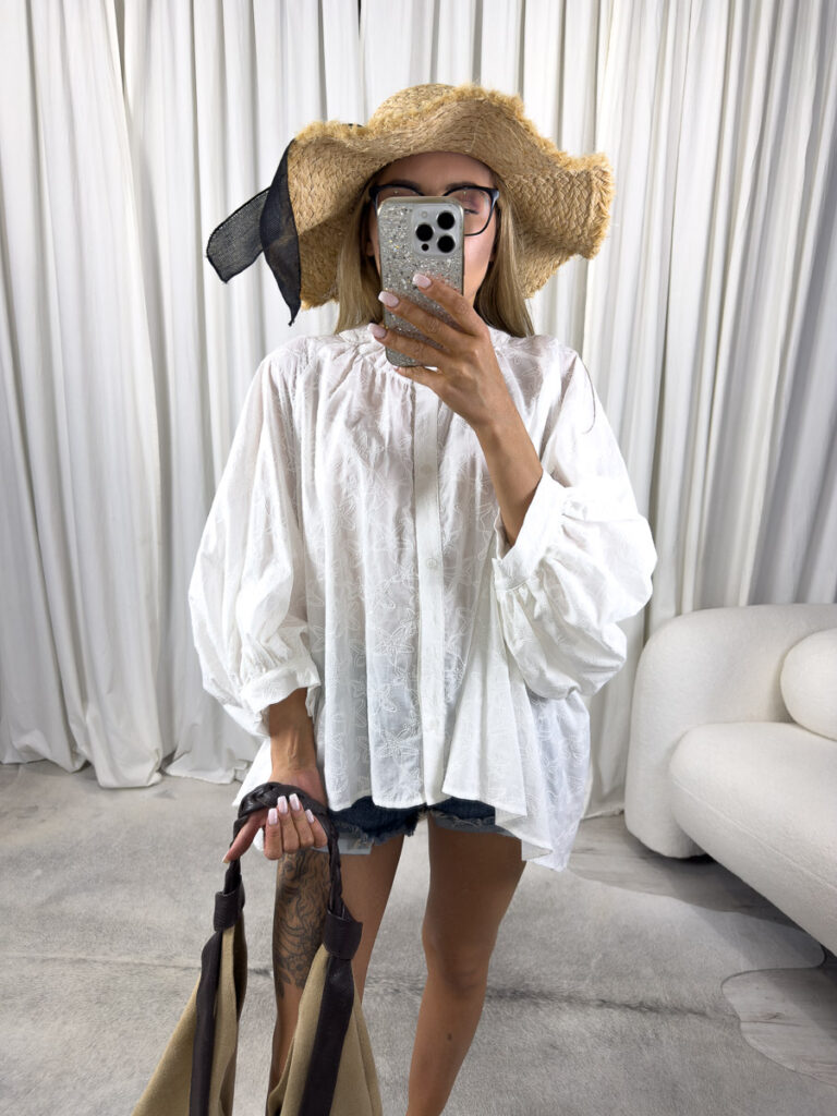 Zdjęcie produktowe sklepu internetowego z odzieżą damską – koszula Shape marki Wiya