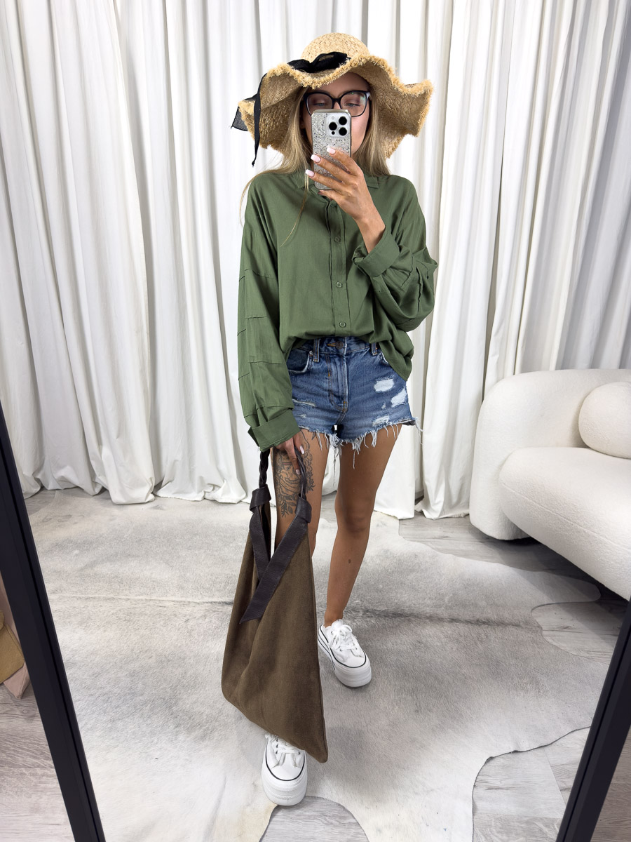 Zdjęcie produktowe sklepu internetowego z odzieżą damską – modelka w oliwkowej koszuli Vento Gioya, szortach z denimu, słomkowym kapeluszu i torbie z lnu