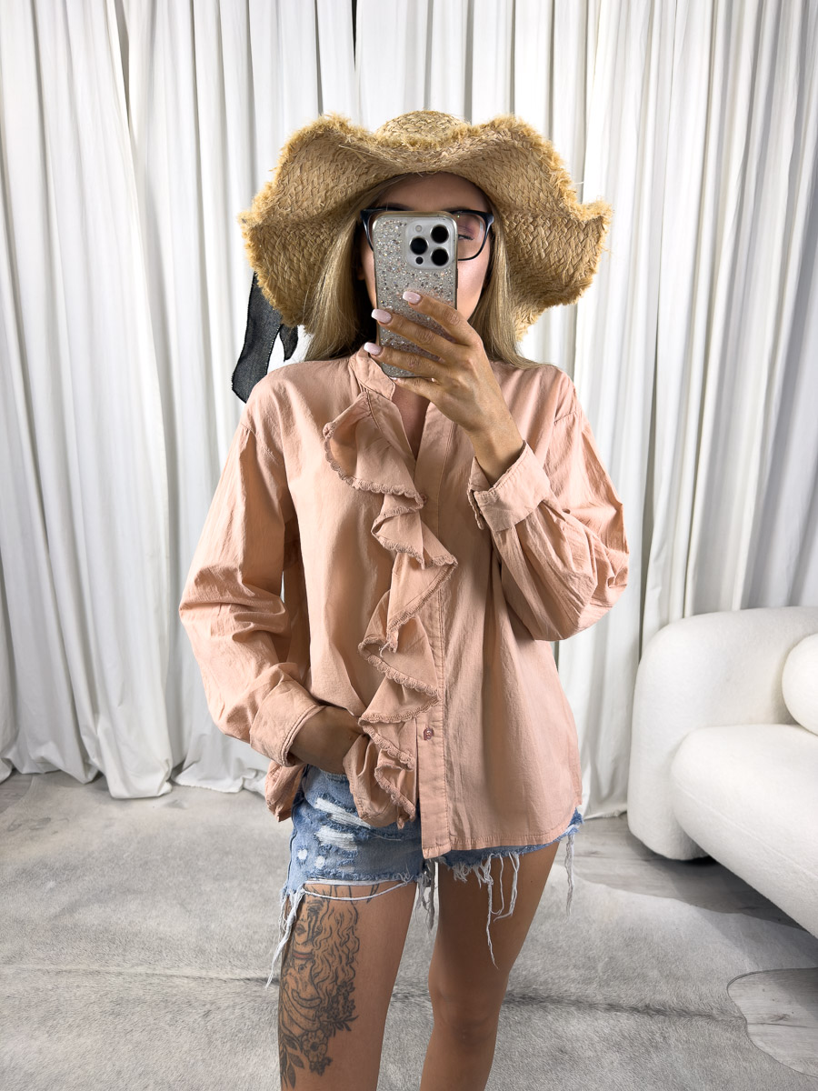 Zdjęcie produktowe sklepu internetowego z odzieżą damską – modelka w koszuli boho Vita Gioya z falbaną, szortami i wiklinową torbą