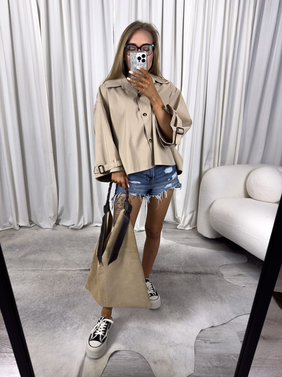 Lekka kurtka Havana – oversize’owa kurtka z szerokimi rękawami, noszona z jeansowymi szortami i plecioną torbą. Zdjęcie produktowe sklepu internetowego z odzieżą damską.