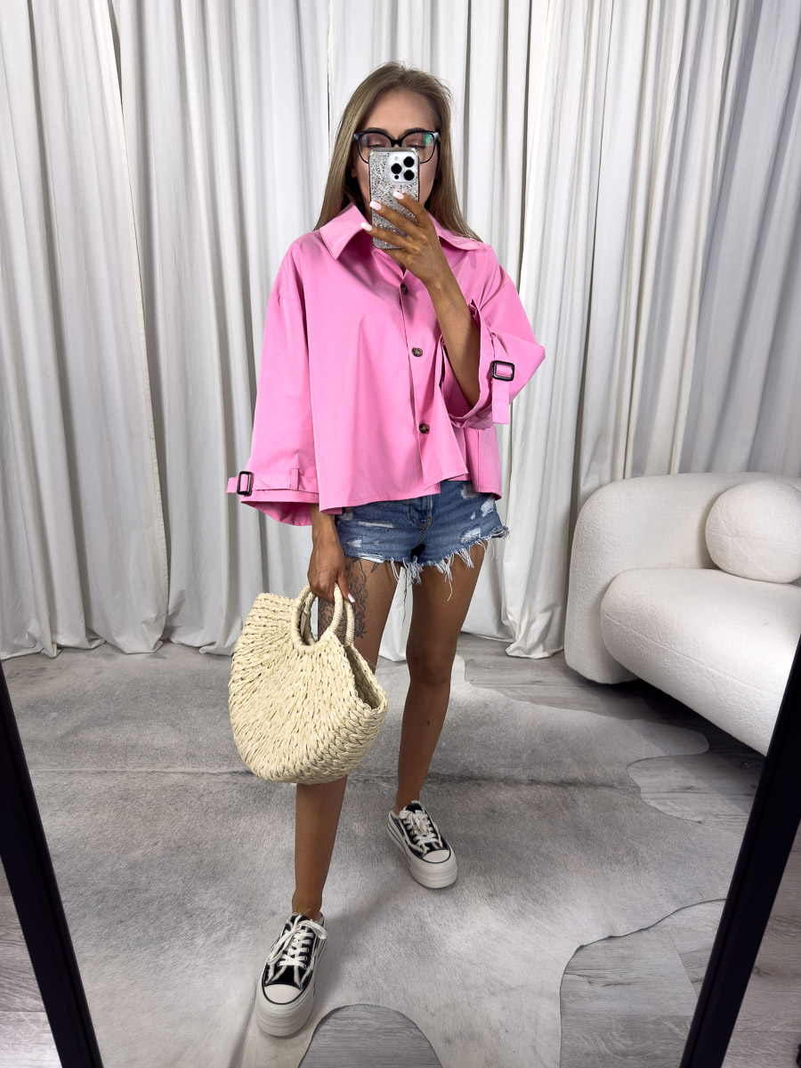 Lekka kurtka Havana – oversize’owa kurtka z szerokimi rękawami, noszona z jeansowymi szortami i plecioną torbą. Zdjęcie produktowe sklepu internetowego z odzieżą damską.