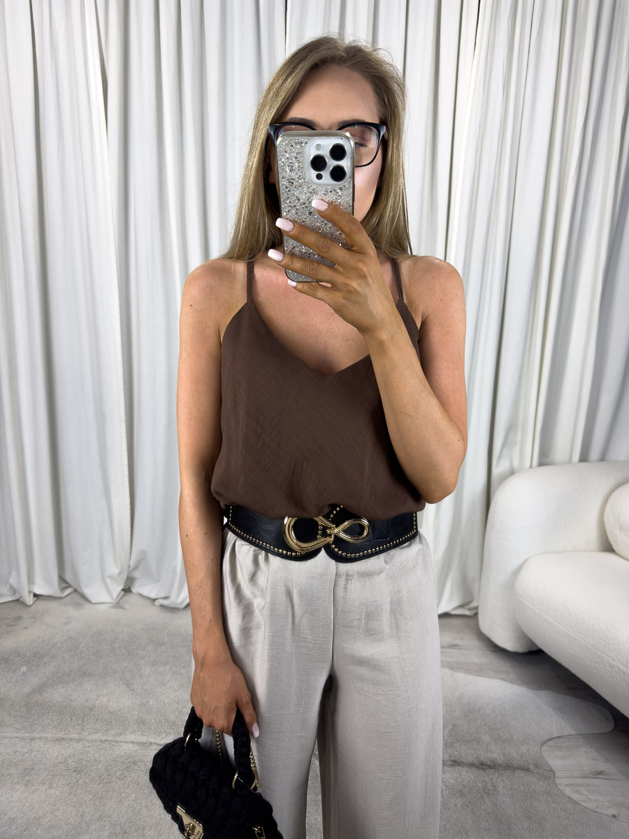 Lekki top Vivi na cienkich ramiączkach, stylizacja z szerokimi spodniami i dodatkami. Zdjęcie produktowe sklepu internetowego z odzieżą damską.