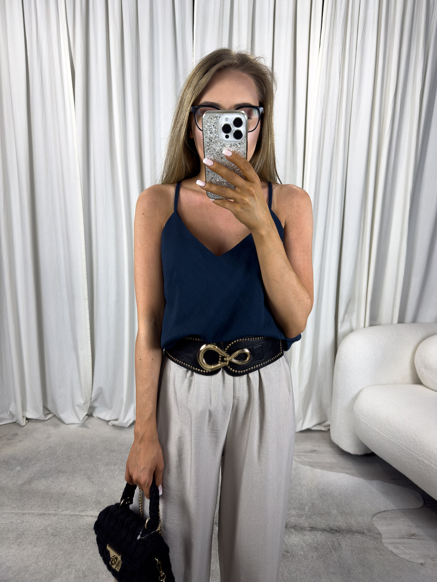 Lekki top Vivi na cienkich ramiączkach, stylizacja z szerokimi spodniami i dodatkami. Zdjęcie produktowe sklepu internetowego z odzieżą damską.