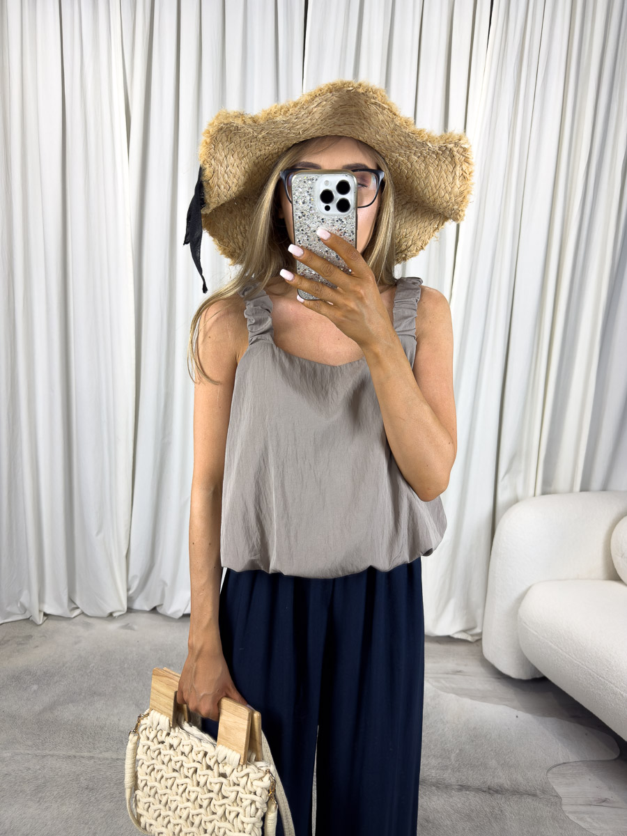 Letni top Capri w kolorze beżowym na modelce – top na ramiączkach z marszczeniami, stylizacja wakacyjna. Zdjęcie produktowe sklepu internetowego z odzieżą damską.