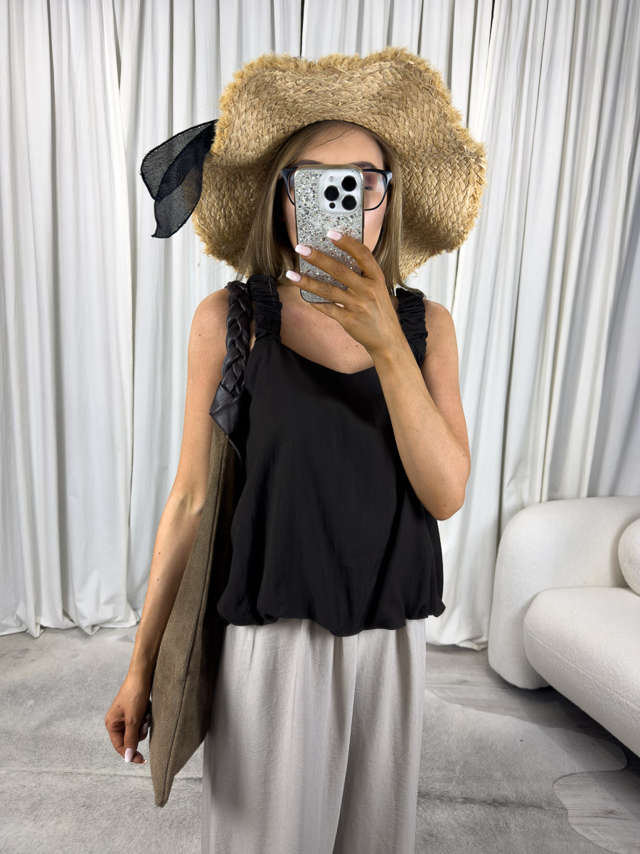 Letni top Capri w kolorze brązowym na modelce – top na ramiączkach z marszczeniami, stylizacja wakacyjna. Zdjęcie produktowe sklepu internetowego z odzieżą damską.