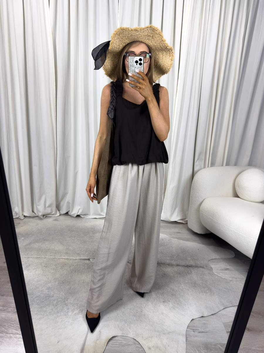 Letnie spodnie June – szerokie spodnie z wysokim stanem na lato, stylizacja z kapeluszem i torebką, zdjęcie na jasnym tle. Zdjęcie produktowe sklepu internetowego z odzieżą damską.