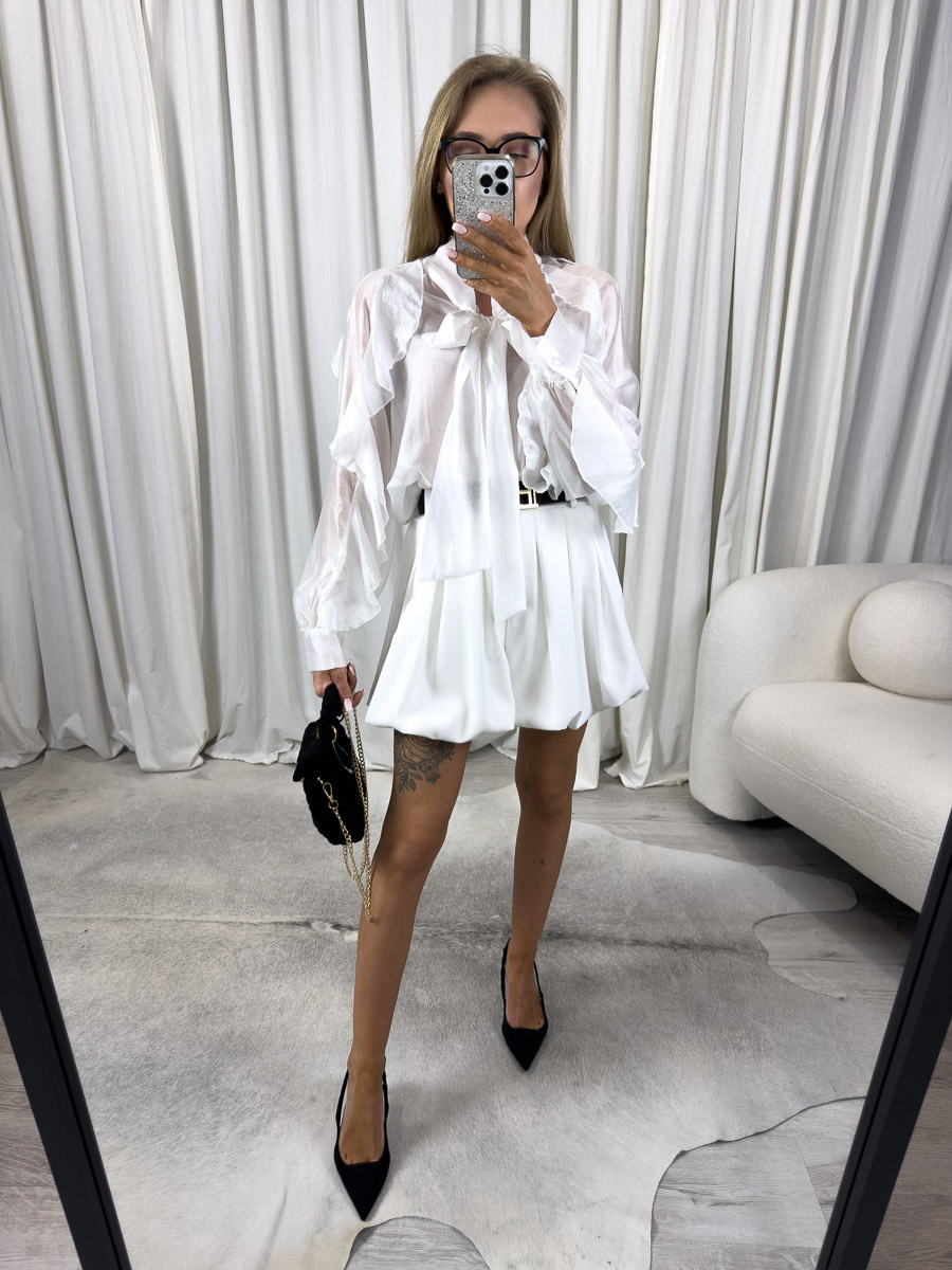 Zdjęcie produktowe sklepu internetowego z odzieżą damską – spódnico-spodenki eleganckie Classic białe z wysokim stanem i paskiem w stylizacji z koszulą