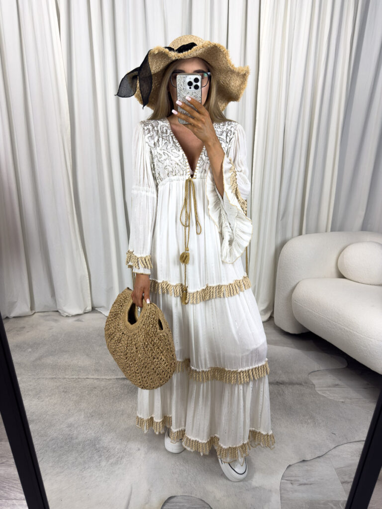 Sukienka w stylu boho Aura z falbanami i złotymi detalami – stylizacja na lato. Zdjęcie produktowe do sklepu odzieżowego z odzieżą damską.