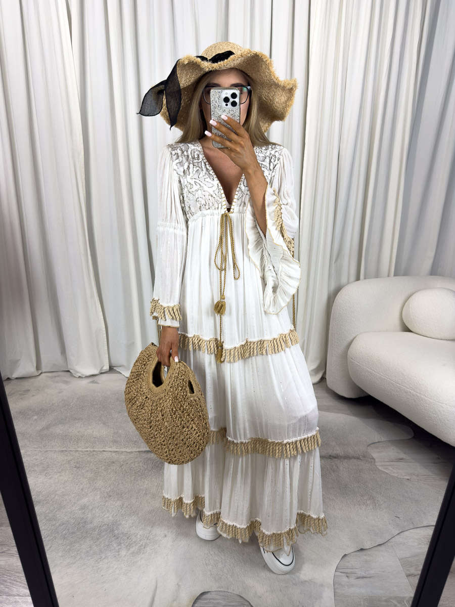 Sukienka w stylu boho Aura z falbanami i złotymi detalami – stylizacja na lato. Zdjęcie produktowe do sklepu odzieżowego z odzieżą damską.