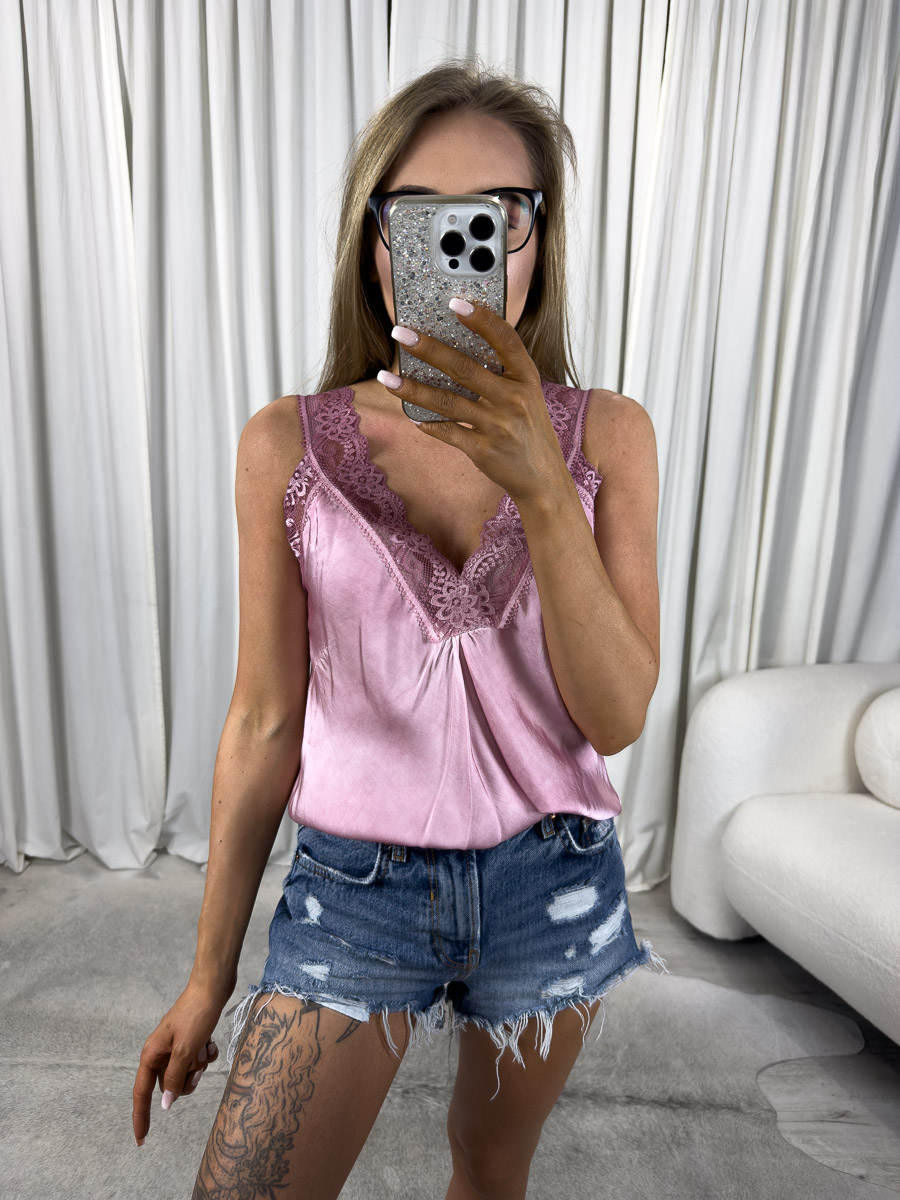 Top satynowy z koronką Sia na cienkich ramiączkach, stylizacja z jeansowymi szortami. Zdjęcie produktowe sklepu internetowego z odzieżą damską.