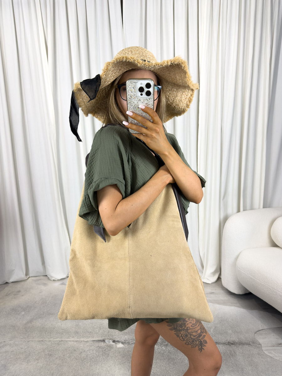 Zamszowa torebka Africa – shopperka boho w stylizacji z zielonym kombinezonem muślinowym. Zdjęcie produktowe do sklepu internetowego z odzieżą damską www.butikdamski.pl