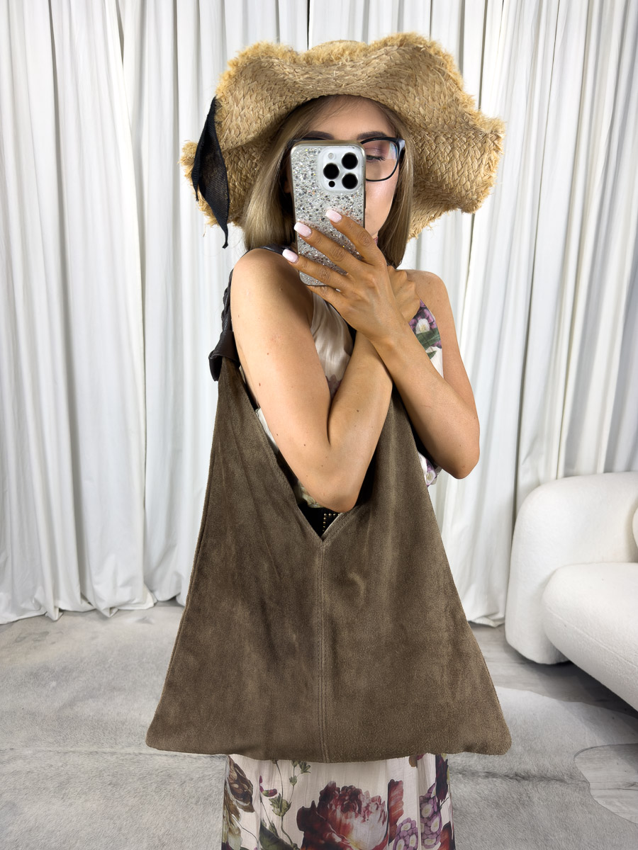 Zamszowa torebka Africa – shopperka boho. Zdjęcie produktowe do sklepu internetowego z odzieżą damską www.butikdamski.pl