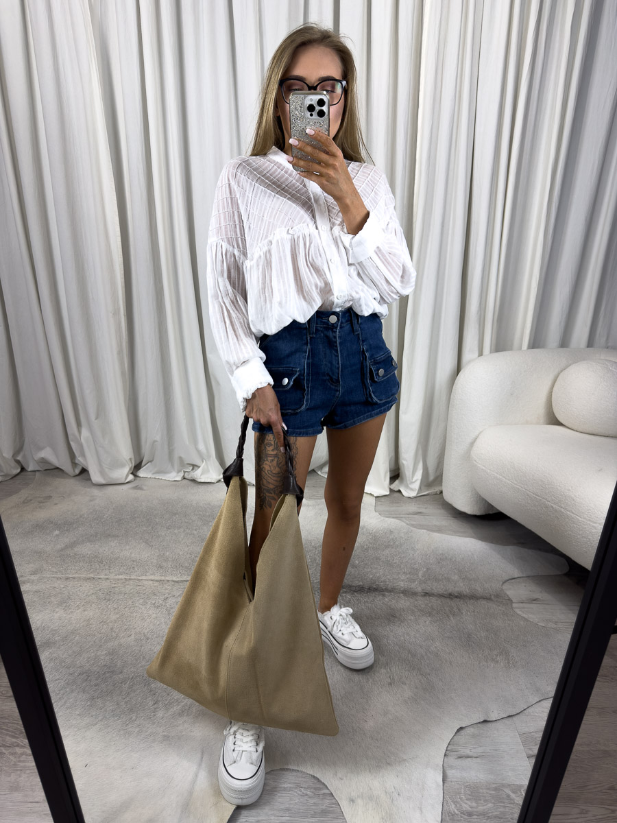 Koszula Elle Wiya – zdjęcie produktowe sklepu internetowego z odzieżą damską, prezentujące lekką, białą koszulę z bufkami i teksturą w stylizacji z szortami