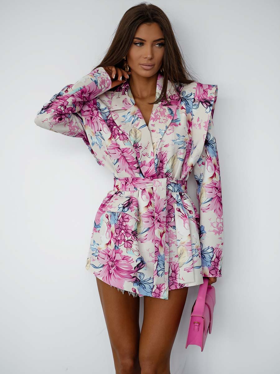 Zdjęcie produktowe sklepu online: modelka w marynarce oversize Lil Glam kwiatowy wzór od polskiego producenta, z paskiem.