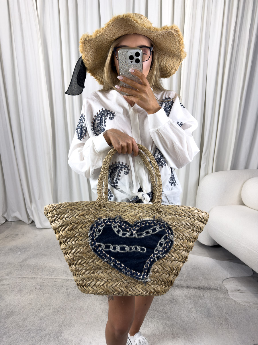 Torebka koszyk Heart – zdjęcie produktowe sklepu internetowego z odzieżą damską, przedstawiające plecioną torbę z jeansowym sercem i haftem